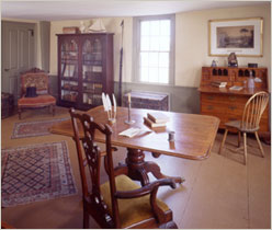 Melville's Writing Desk (Photo courtesy of Arrowhead-Berkshire Historical Society) http://berkshirehistory.org/herman-melville/herman-melville-and-arrowhead/